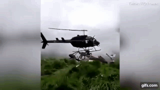 Лопасти вертолёта разрубили инженера, который указывал место приземления (видео)