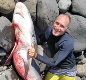 Серфер с перепугу приволок на берег акулу