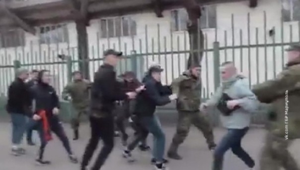 Футбол в Мариуполе: Порошенко смотрит, фанаты дерутся