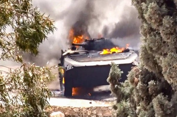 Горят танки и БМП: Боевики в Идлибе сжигают друг друга заживо [18+]