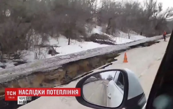 У трассы Сумы-Киев образовался километровый провал