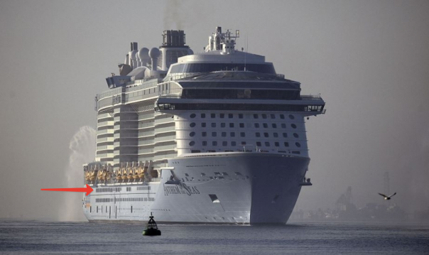 Пассажирский лайнер в шторм