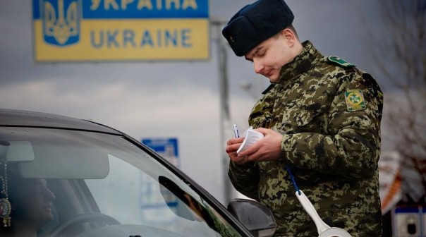 ГПСУ опубликовала видео попытки вывоза моряков "Норда" дипавтомобилями РФ через КПП "Гоптовка"