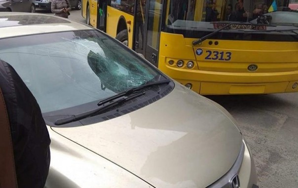 В центре Киева пассажиры троллейбуса разбили плохо припаркованное авто