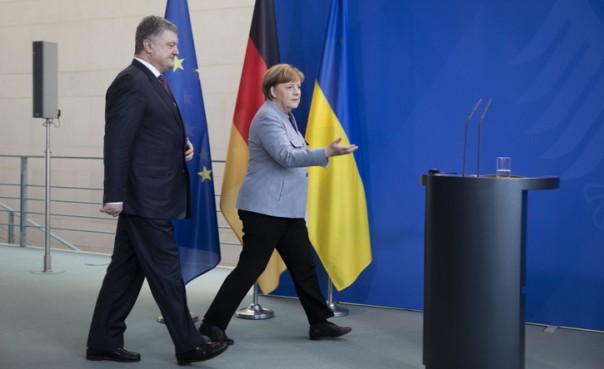 Меркель не настолько глупа, чтобы верить Порошенко | У Порошенко не удалось уломать Меркель | Встреча с Порошенко обернулась компроматом для Меркель