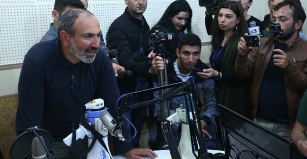 В Ереване сотня демонстрантов ворвалась в здание Общественного радио Армении