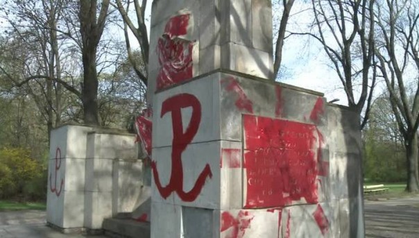 В Варшаве памятник советским воинам осквернили на глазах полицейских