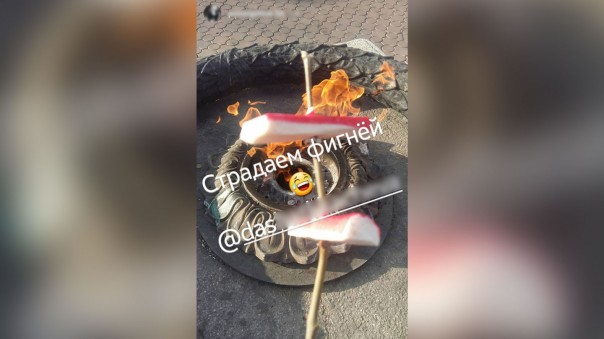 "Страдаем фигнёй". Омские школьницы поджарили крабовое мясо на Вечном огне