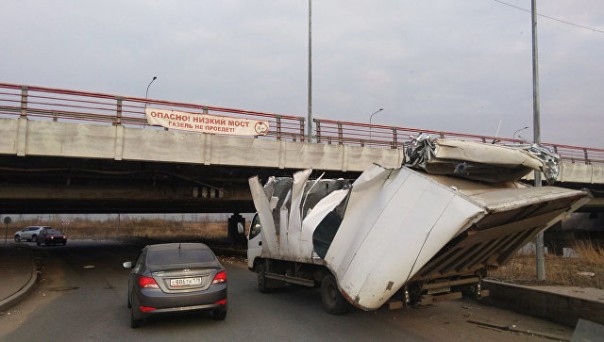 Мост с надписью "Газель не проедет" поймал 146-ю жертву