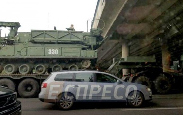 "Тягач под мостом не пройдёт!". В Киеве открыт отсчет: тягач с бронетехникой застрял под мостом