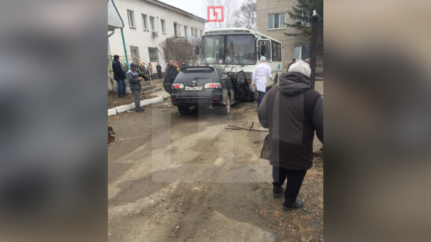 В Приморье иномарка на полной скорости протаранила автобус с инвалидами
