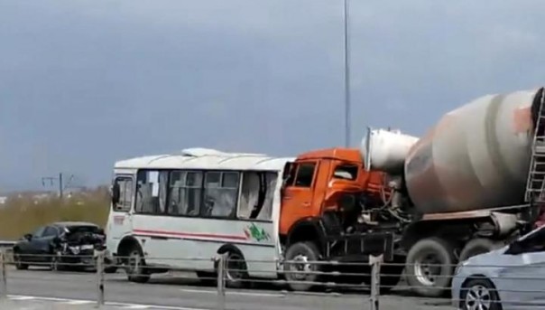 Массовое ДТП с пассажирским автобусом на трассе под Ростовом, 12 человек доставили в больницы