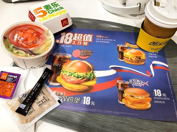 Русский — значит с колбасой! В китайских McDonalds появился исконно русский бургер