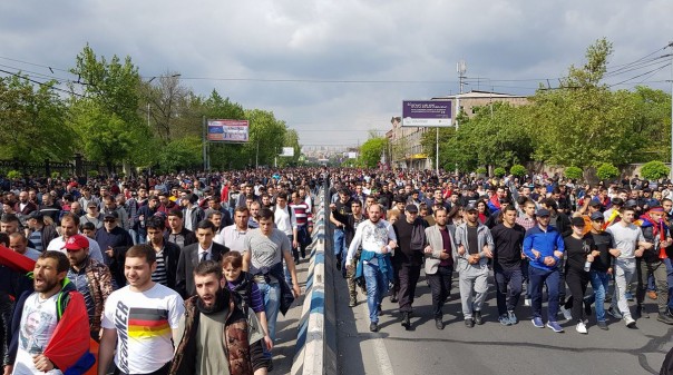 На митинг в центре Еревана вышли десятки тысяч человек