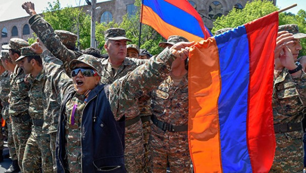 В Ереване десятки военных присоединились к протестующим