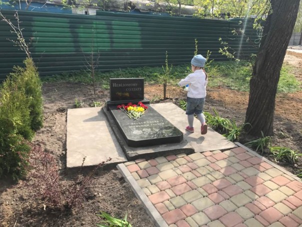 В Киеве восстановили памятник советскому солдату, разрушенный бандеровцами