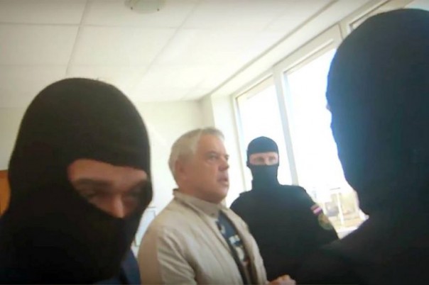 В Риге прошел митинг против ареста русского профессора