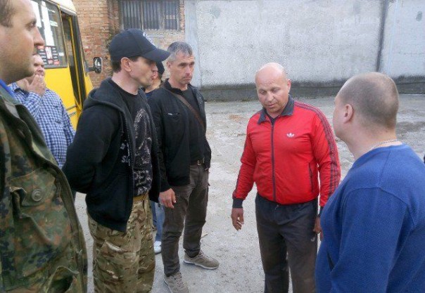 На Украине водителя маршрутки отвезли на могилу утилизированного "АТОшника" за неуважение к его удостоверению
