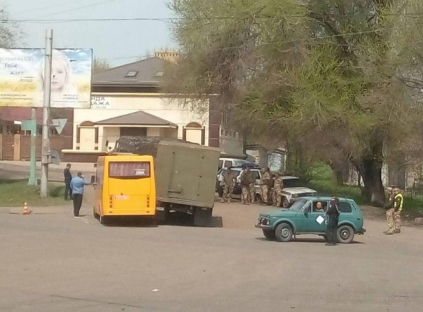 Военный грузовик врезался в пассажирский автобус в Артёмовске