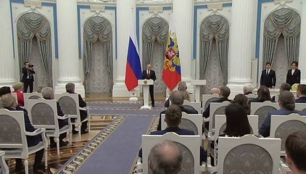 Путин вручил пять медалей Героя Труда