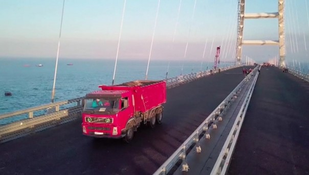 Киностудия "МосТфильм": по Крымскому мосту прошла колонна 35-тонных самосвалов. Общий обзор стройки века 26.04.2018