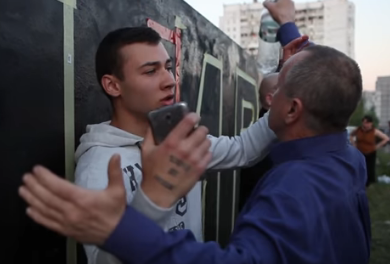 Жители Днепропетровска избили неонацистов рисовавших граффити, прославляющие СС "Галичина"