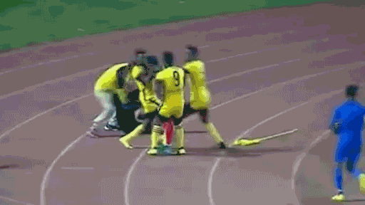 Били толпой. В Эфиопии футболисты и тренер устроили самосуд над арбитром — видео