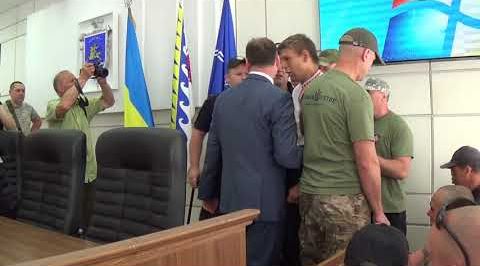 В Никополе на сессии горсовета стреляли. Полно полиции
