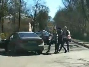 Водители устроили самосуд над открывшим стрельбу по отцу с ребенком мужчиной