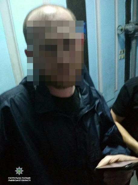 Во Львове задержаны укроподонки, разрисовывавшие ограду монумента Славы