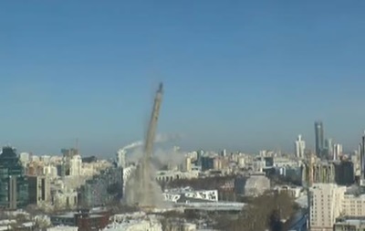 «Снова взрывали»: В Екатеринбурге вновь взрывали телебашню, автомобилям на парковке «Артека» разбило лобовые стекла осколками