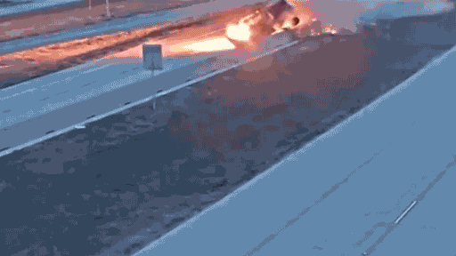 Грузовик протаранил легковушку и превратил трассу в огненный ад