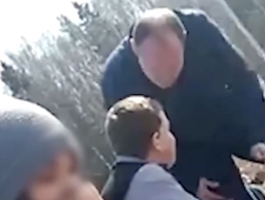 В Подмосковье депутат дал пощёчину школьнику из-за "громкой возни" — видео