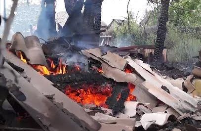 Укрофашисты нанесли удар по Горловке. Погибла пенсионерка. В результате обстрела Трудовских сгорел жилой дом