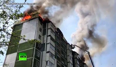 Огонь полностью уничтожил крышу дома в Южно-Сахалинске