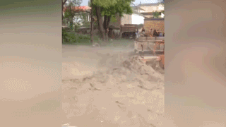 Смывает машины и скот. Мощный селевой поток обрушился на дагестанские сёла