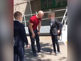 "Чмошник — ты". В Комсомольске-на-Амуре отец разобрался с обидчиком сына — видео