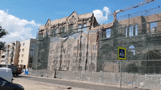 Всё в труху. В Калининграде обрушился исторический фасад Кройц-аптеки — видео