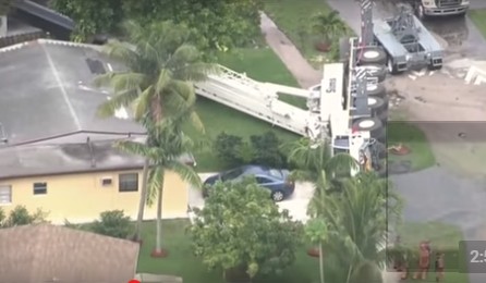 Подъемный кран рухнул на жилые дома в США