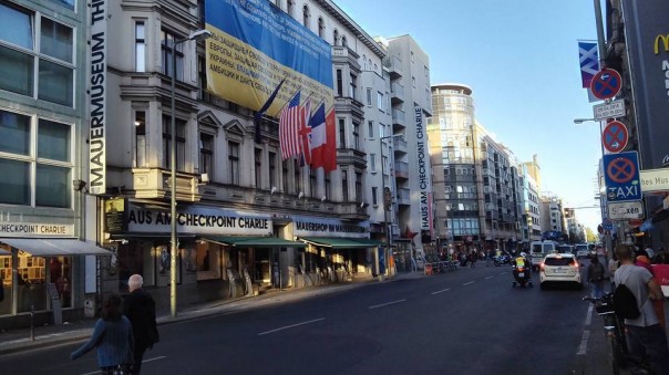 В центре Берлина вывесили баннер с украинской пропагандистской чушью