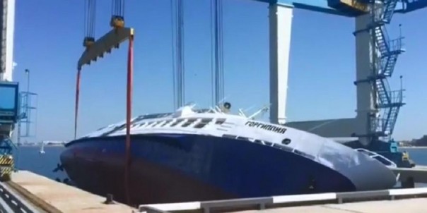 В Анапе при спуске на воду чуть не перевернулся теплоход