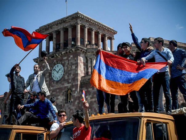 Армения пала! Лидеру армянской оппозиции открыли путь к власти.