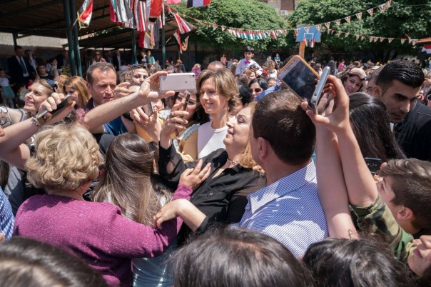 Асма Аль-Асад посетила школу в своем родном городе Хомсе