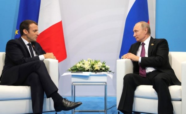 Макрон заявил, что хочет провести исторический диалог с Путиным