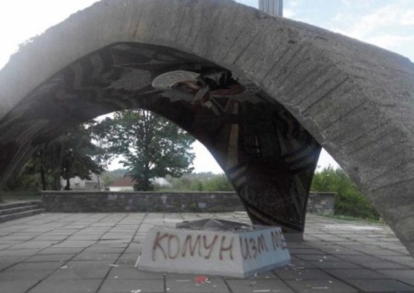 В Днепропетровске вандалы изуродовали памятник советским воинам