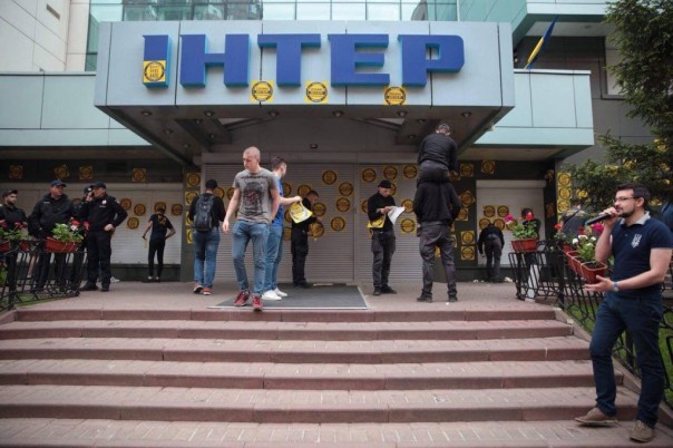 “Интер” будет наш” – нацисты начали блокаду телеканала