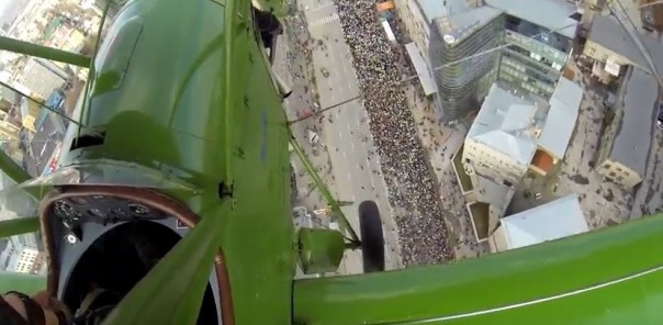 Пилот военного бомбардировщика снял «Бессмертный полк» в центре Новосибирска