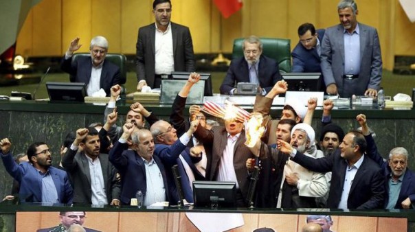 Иранские депутаты сожгли флаг США на трибуне парламента