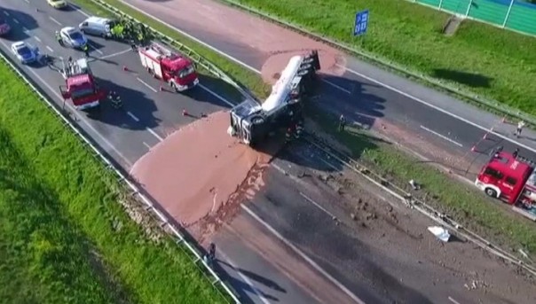 В Польше грузовик с шоколадом перевернулся и превратил трассу в сладкую реку