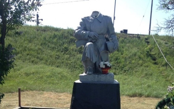 Укрофашисты в Ковеле "оторвали" голову памятнику неизвестному солдату